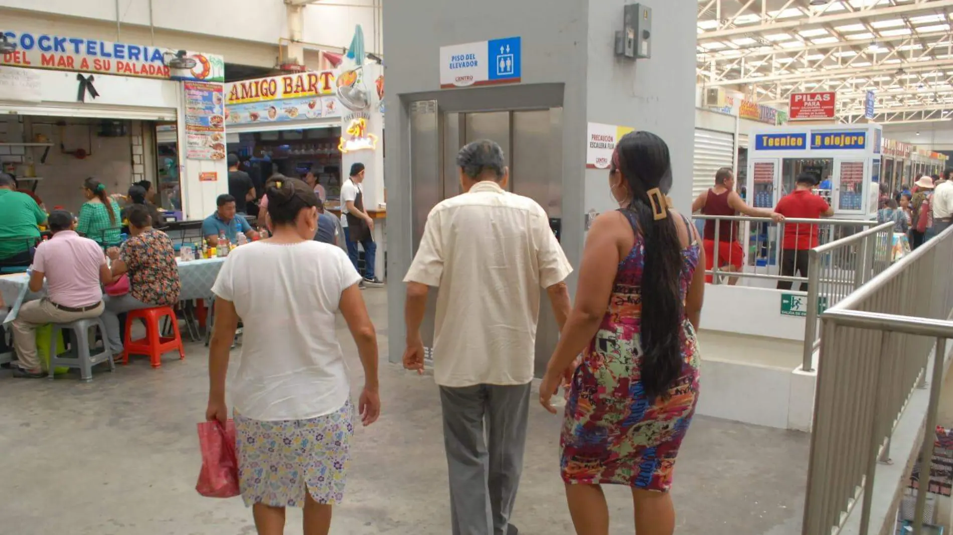 adulto mayor en el mercado pino suarez